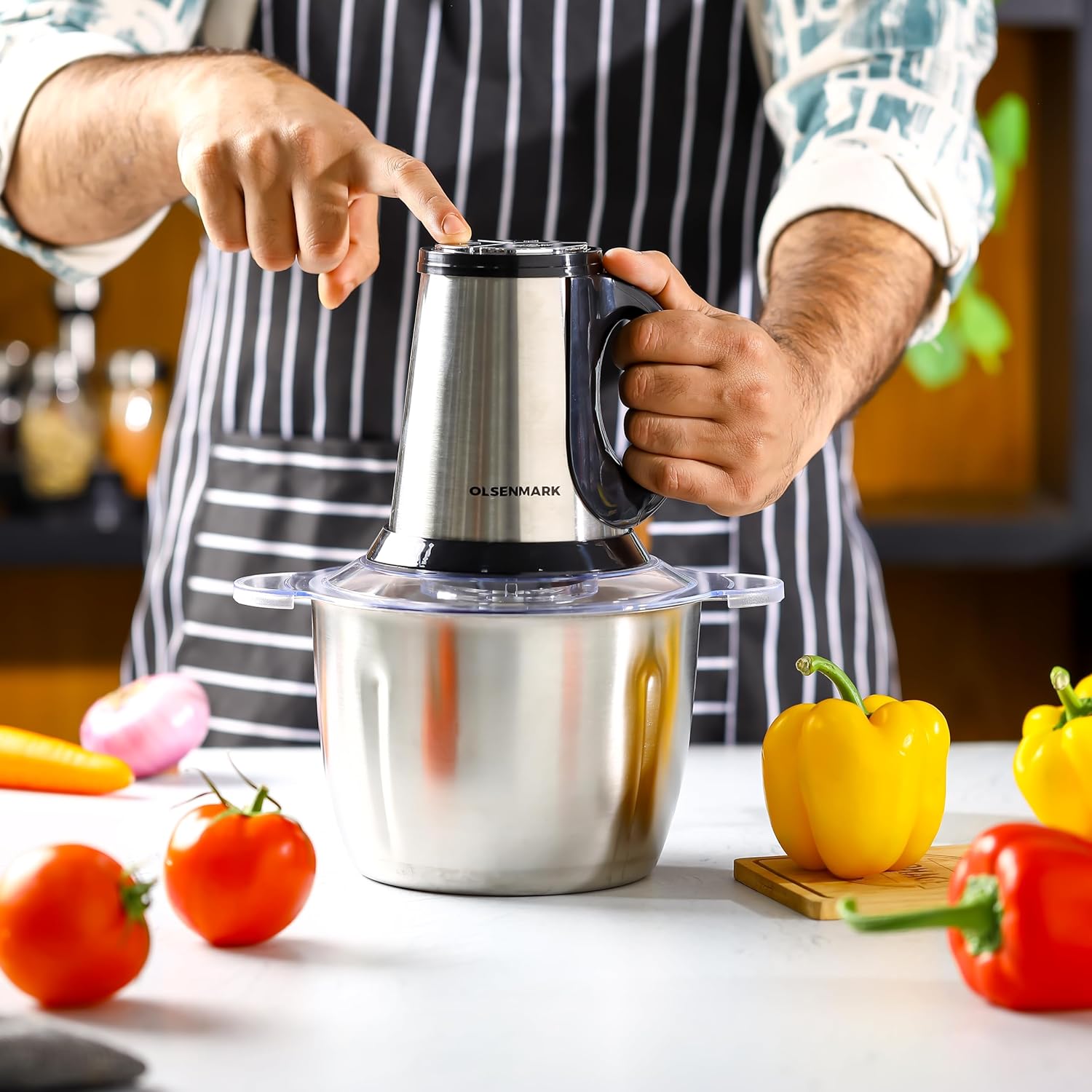 Electric Vegetable Chopper 650W with a 2L transparent bowl and stainless steel blades. Close-up of sharp stainless steel blades in the 2L Electric Vegetable Chopper.