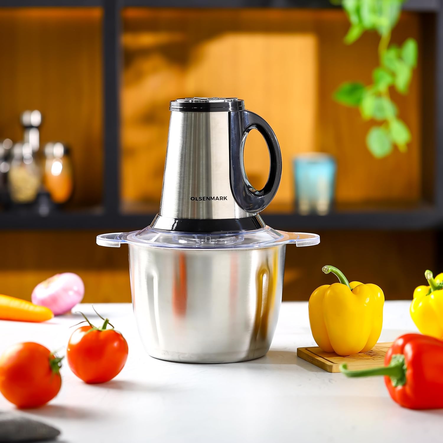 Electric Vegetable Chopper 650W with a 2L transparent bowl and stainless steel blades. Close-up of sharp stainless steel blades in the 2L Electric Vegetable Chopper.