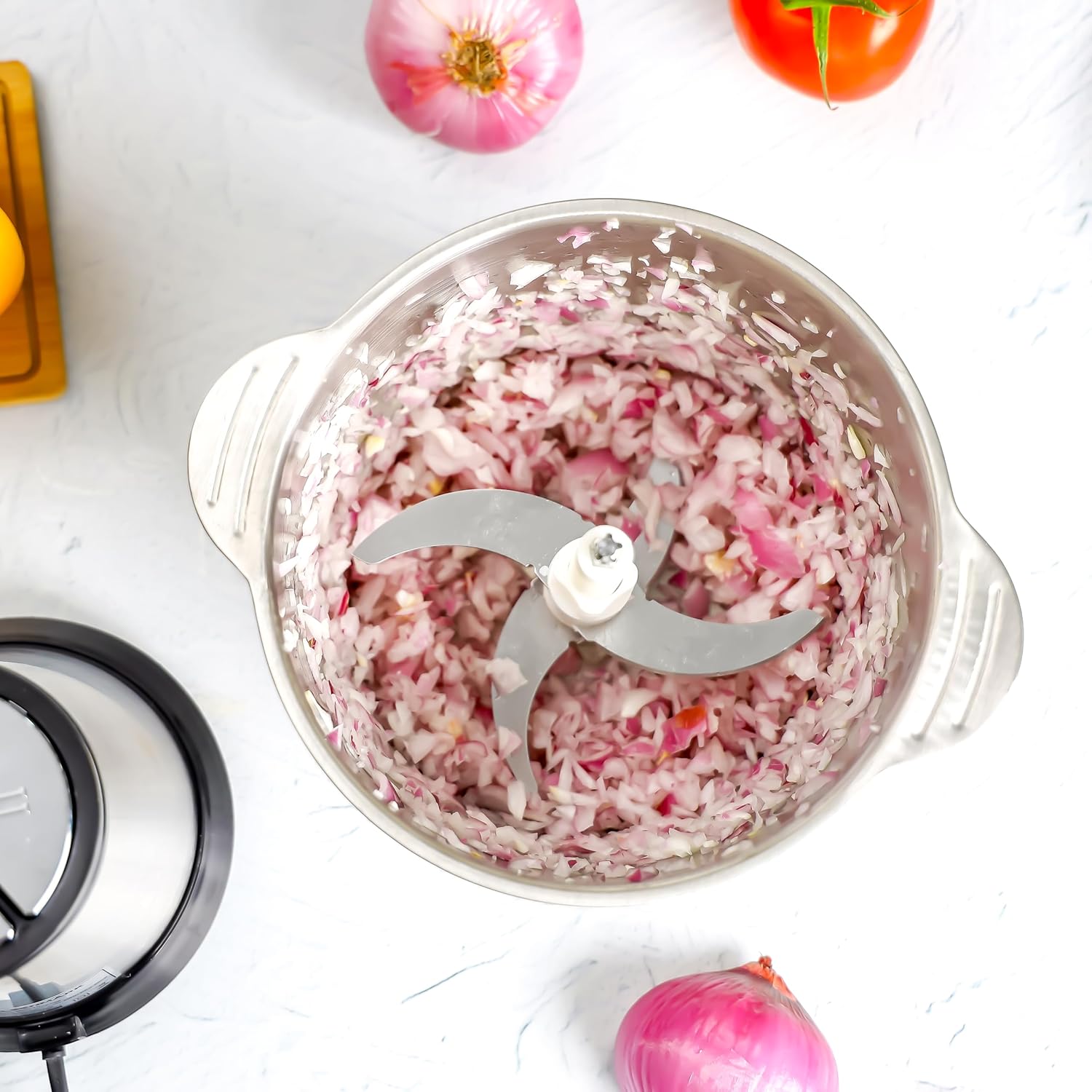 Electric Vegetable Chopper 650W with a 2L transparent bowl and stainless steel blades. Close-up of sharp stainless steel blades in the 2L Electric Vegetable Chopper.